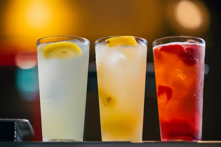 店內除了1款無酒精飲品可樂外，目前皆供應有酒精飲品，左起為檸檬沙瓦、鳳梨沙瓦、草莓沙瓦。業者提供