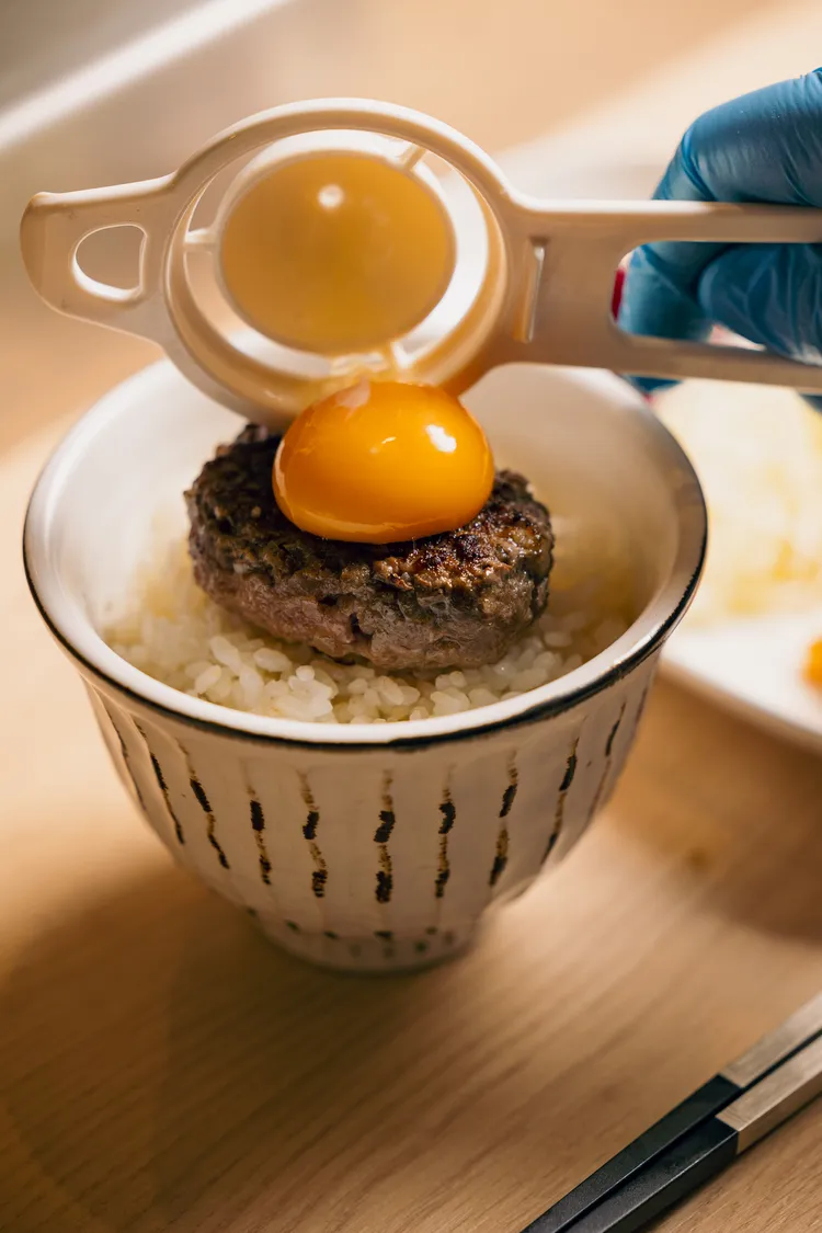 立蛋成功拍照打卡即贈雞肉或豬肉漢堡排。業者提供