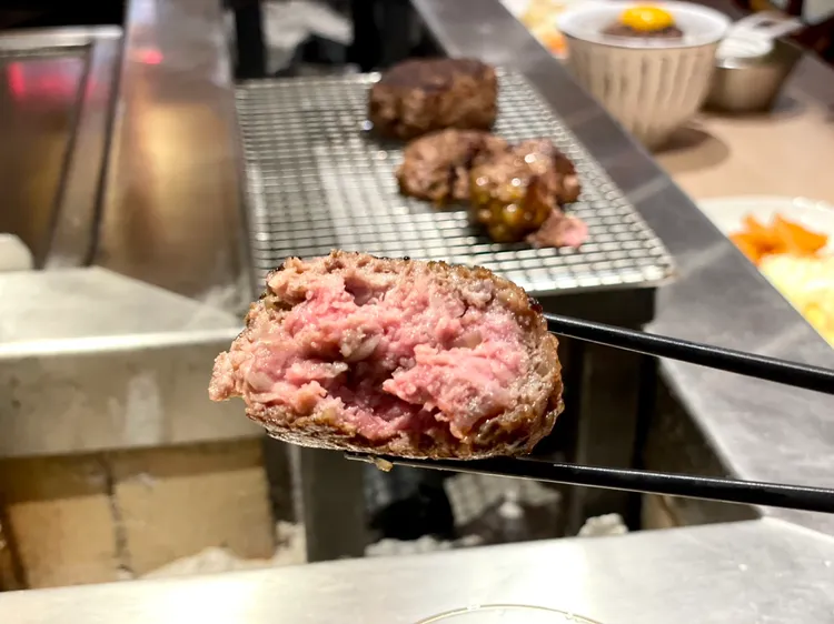 和牛漢堡排外焦香，內部還呈現軟嫩多汁的粉紅色。曾仲葳攝