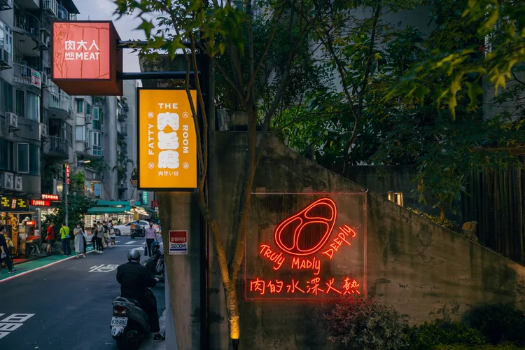 全新板前概念漢堡排專賣店肉旨房插旗東區。業者提供