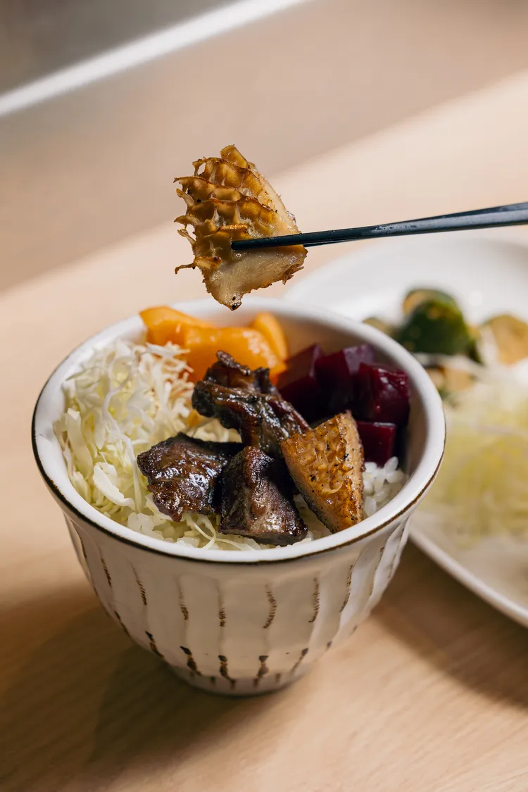 鐵板牛雜定食，售價380元。業者提供