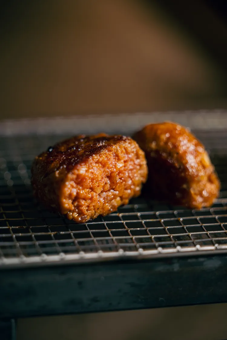 煙燻豬肉漢堡排定食，售價400元。業者提供