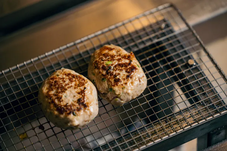 雞肉漢堡排加入味噌和青蔥增添風味，還吃得到Ｑ脆雞軟骨丁，售價400元。業者提供