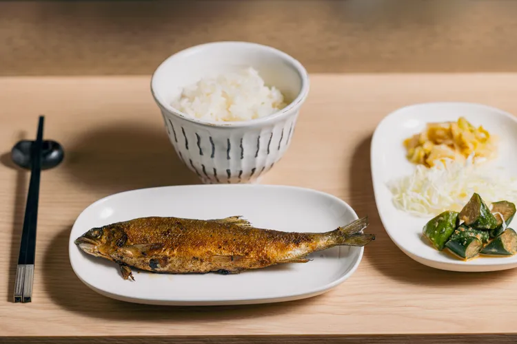 味噌爆卵香魚定食，售價550元。業者提供