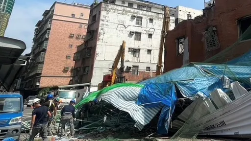 疑地基不穩釀禍　三重都更工地鷹架倒塌