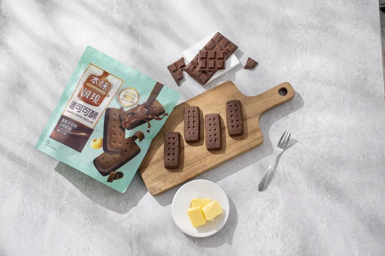 本味誠現濃可可酥以天然奶油，搭配醇黑高脂可可粉，順口不厚膩。宏亞食品提供