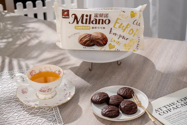 77％濃郁可可膏打造黑巧餅體的「濃厚可可酥」，先披上一層輕巧的黑巧克力外層，再淋上香濃的可可醬。宏亞食品提供