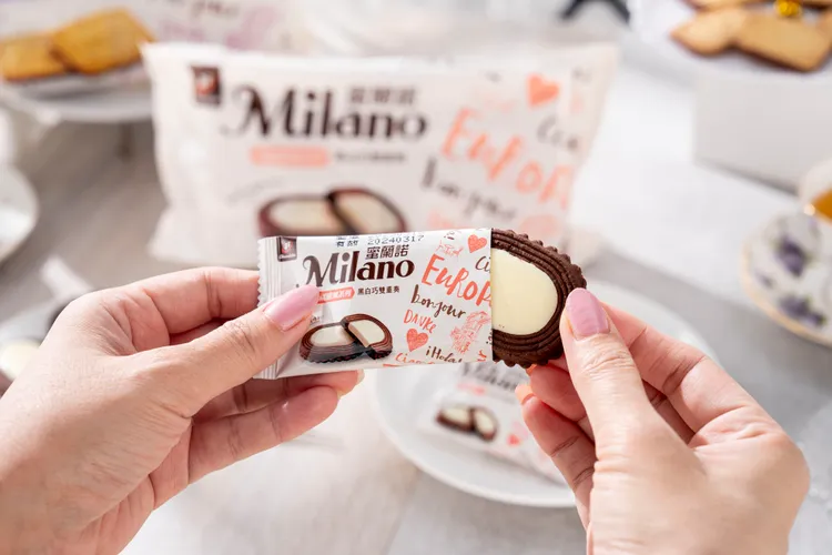 「黑白巧雙重奏」將白巧克力鑲嵌在可可餅乾中，一同在味蕾譜出雙重奏。宏亞食品提供