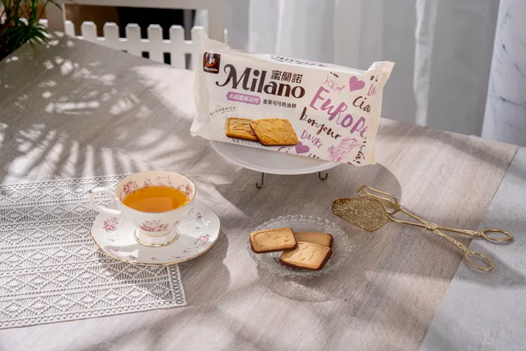 「香草可可奶油餅」使用昂貴的法國進口香草籽醬，讓風味更豐富。宏亞食品提供