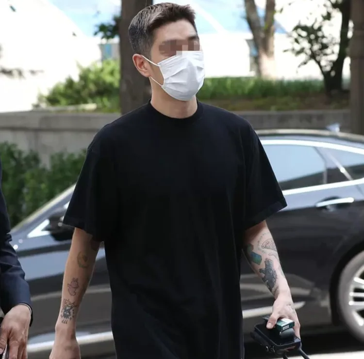 劉亞仁的藝術家男友崔河那也現身接受調查。翻攝SBSnews