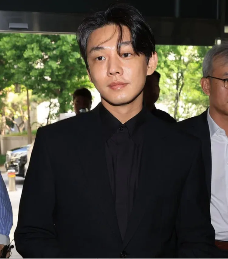 劉亞仁2度現身接受調查，表情滿是無奈。翻攝OSEN