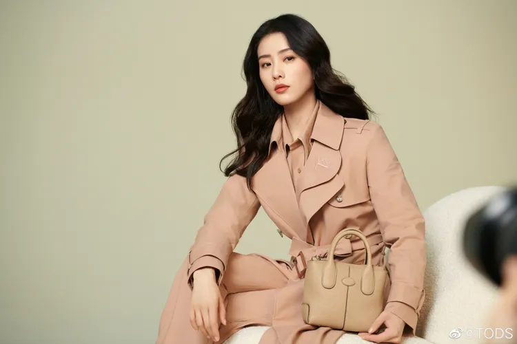 身為TOD’S形象大使的劉詩詩，格外鍾情於旗下經典的Di Bag手袋。翻攝TOD’S微博