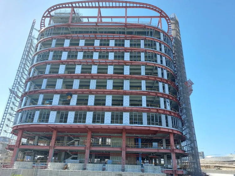 高雄車站前正由交通部鐵道局興建旅館大樓。台鐵提供