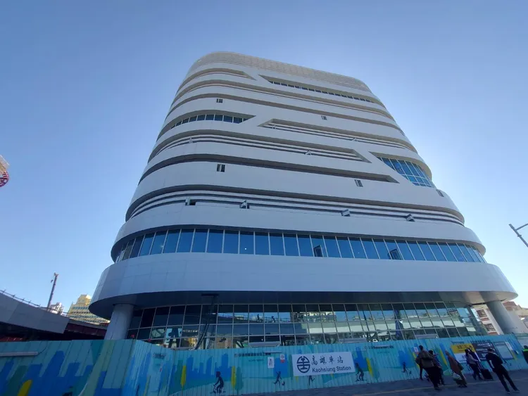 高雄車站前正由交通部鐵道局興建商業大樓。台鐵提供