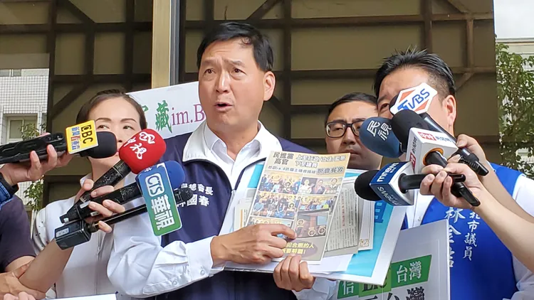 林國春指著照片說「鄭文燦副院長在致詞，曾國緯坐主桌第一位，陳歐珀坐主桌隔壁右邊，中間有個位置是鄭文燦的。」呂志明攝