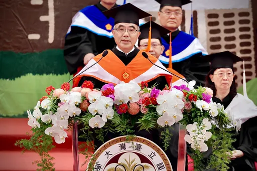 畢典勉勵學生要有服務精神 台大校長:黃仁勳在美國唸書也掃廁所