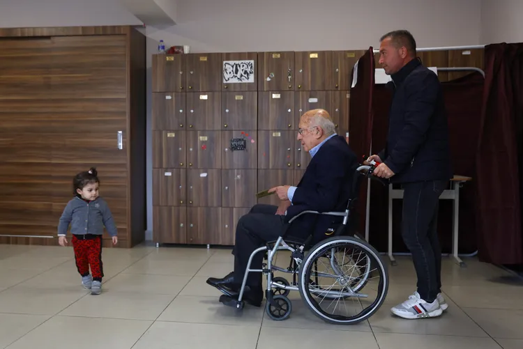 土耳其民眾扶老攜幼，一早就到投票所。路透社