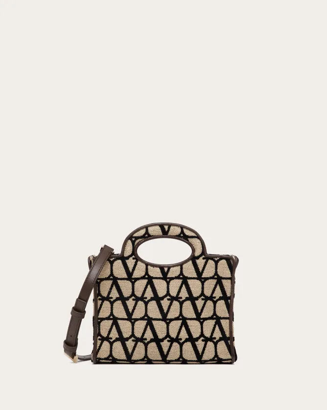 陳慧琳為即將到來的母親節，替自己媽媽相中1顆Valentino Garavani的V標誌Le Troisième印花帆布迷你托特包，約7萬7000元。翻攝品牌官網