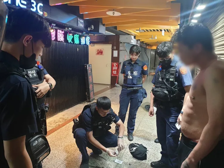 警方獲報有人持槍鬧事，派出大批警力到場。翻攝畫面