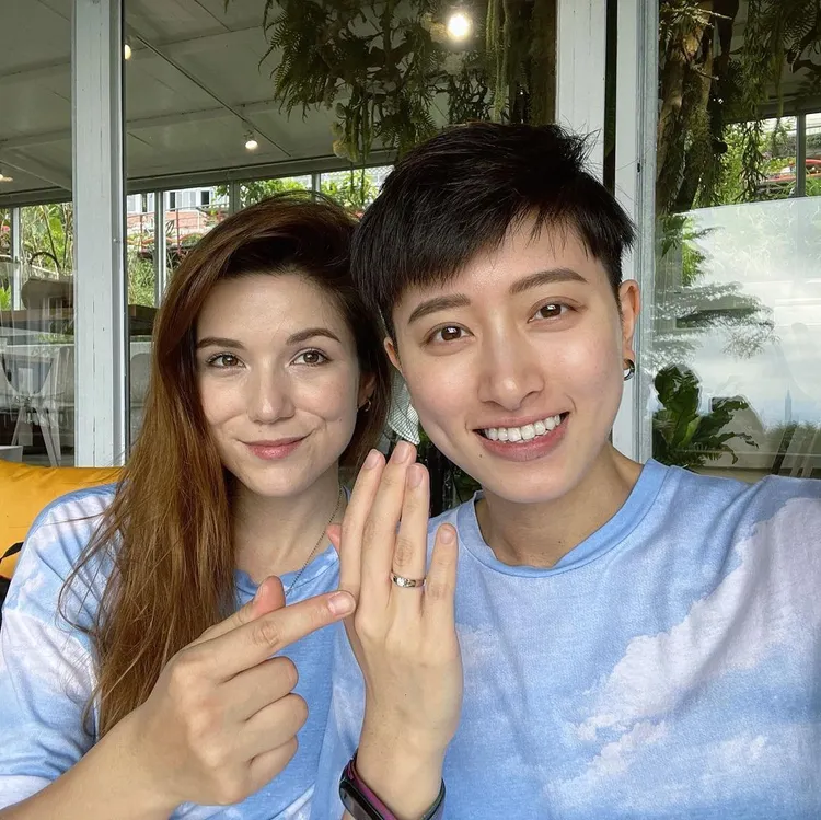 鄭靚歆（右）被女友采熙套牢。翻攝鄭靚歆IG