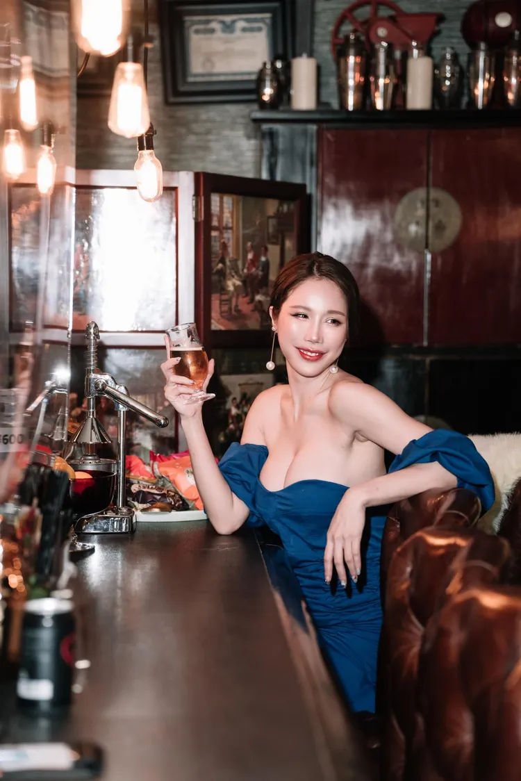 擁有 H奶好身材的她，常拍攝大尺度影片照片和粉絲分享。引自辛尤里臉書