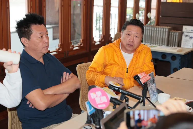 庹宗華（左）和導演王重正是同學。彭欣偉攝