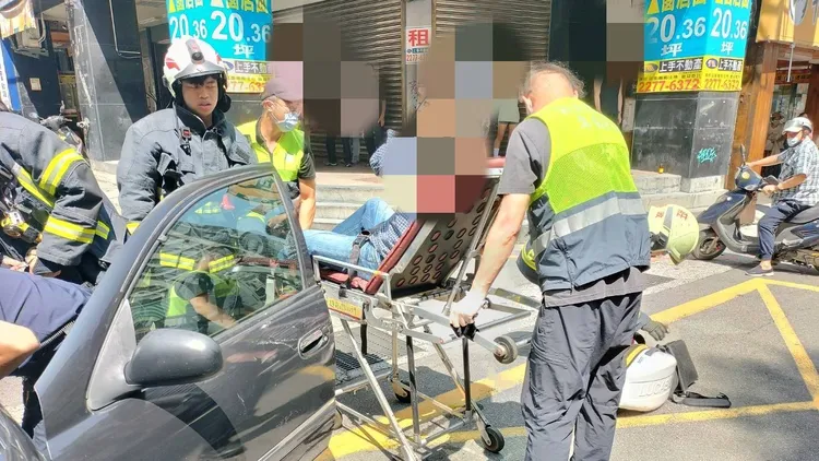 救護人員將林男抬上擔架送醫。新北市消防局提供