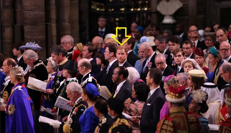 哈利王子身為英國國王的第5順位繼承人，被安排在賓客中一角（黃色箭頭處），似乎若有所思。路透社