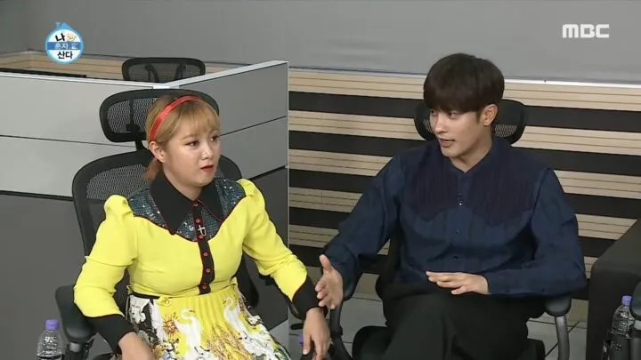 成勛（右）和朴娜勑因《我獨自生活》被送作堆。翻攝MBC