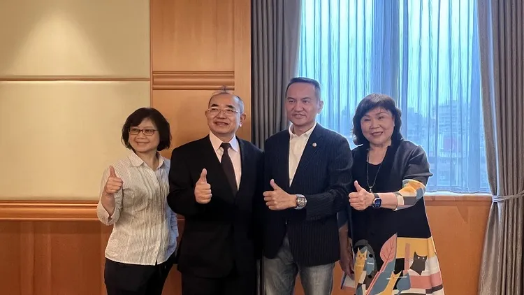 常如山(右2) 擔任帕總公益親善大使，盼選手們能在國際賽事發光。