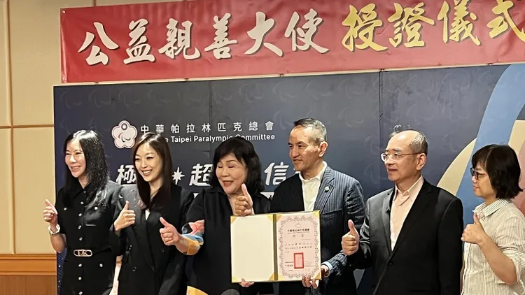 帕總公益親善大使授證同一天，也是常如山新書《傳奇總裁 贏在心性》的上架首日。