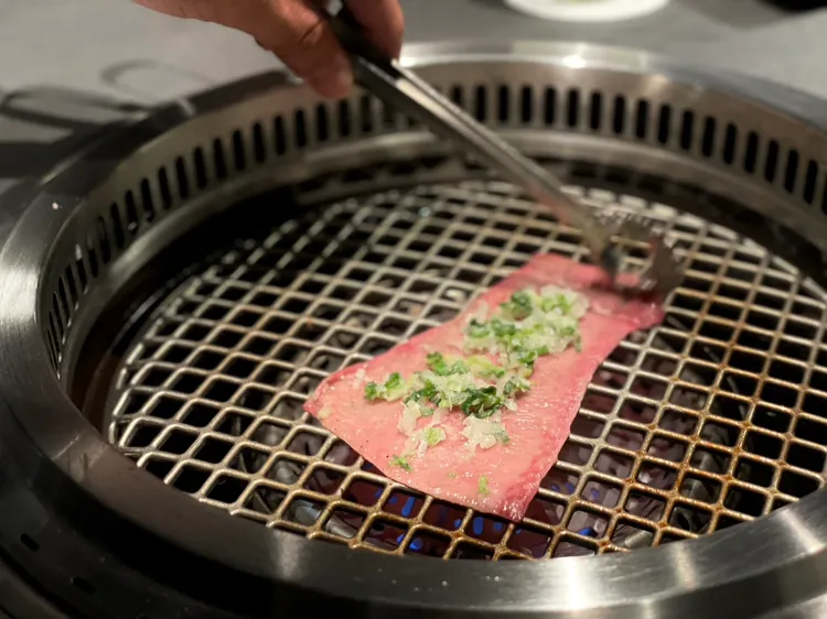 八和和牛燒肉全程都有桌邊燒烤服務。曾仲葳攝