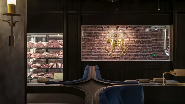 八和和牛燒肉敦北店特別規劃全透明的低溫精肉室，精肉師在全年恆溫10度的空間中現切和牛肉品，確保食材從產地到餐桌都維持完美品質。業者提供