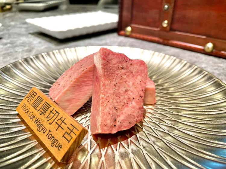 整頭牛細分拆解成30多個部位呈現，應用在八大類型和牛主題料理中。曾仲葳攝