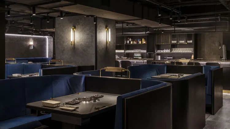 室內軟装以及牆面大量使用普魯士藍，界定出沉穩又優雅的空間質感。業者提供