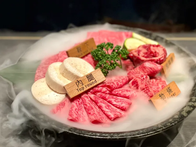 雙人套餐能吃到本日和牛拼盤。曾仲葳攝