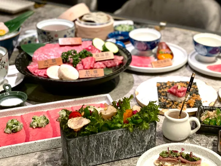 第一次來的賓客店家建議先點6680元的經典雙人套餐，11道菜品+飲料囊括所有必吃招牌菜。曾仲葳攝