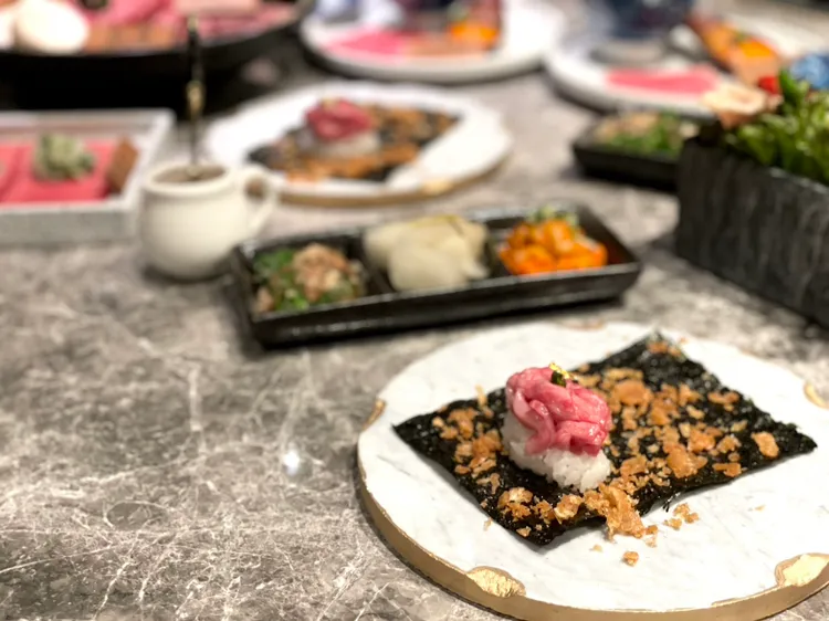 「生牛肉手卷」使用肥瘦黃金比例3:7調配而成的生牛肉，搭配花蓮排隊名店花崗山剝皮辣椒調味。曾仲葳攝