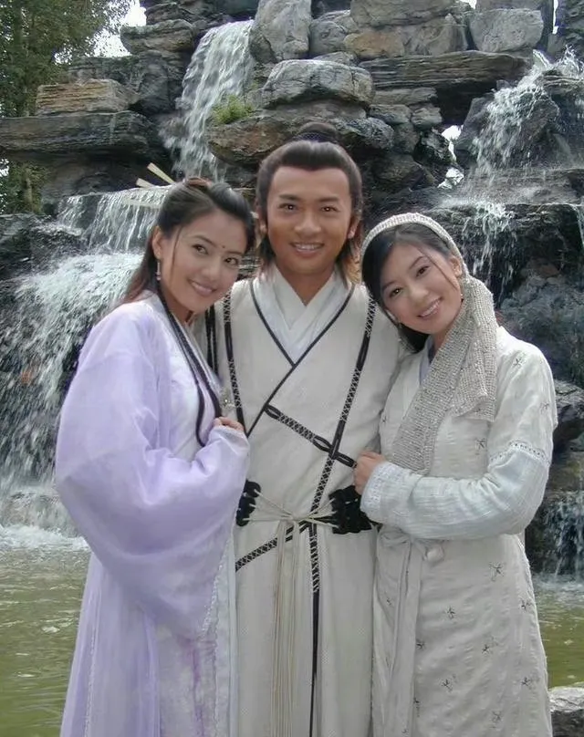 高圓圓（左起）《倚天屠龍記》為爭蘇有朋，跟賈靜雯是情敵。翻攝《倚天屠龍記》微博