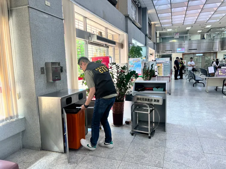 警方趕抵現場疏散民眾，並地毯式搜索銀行內部。翻攝照片
