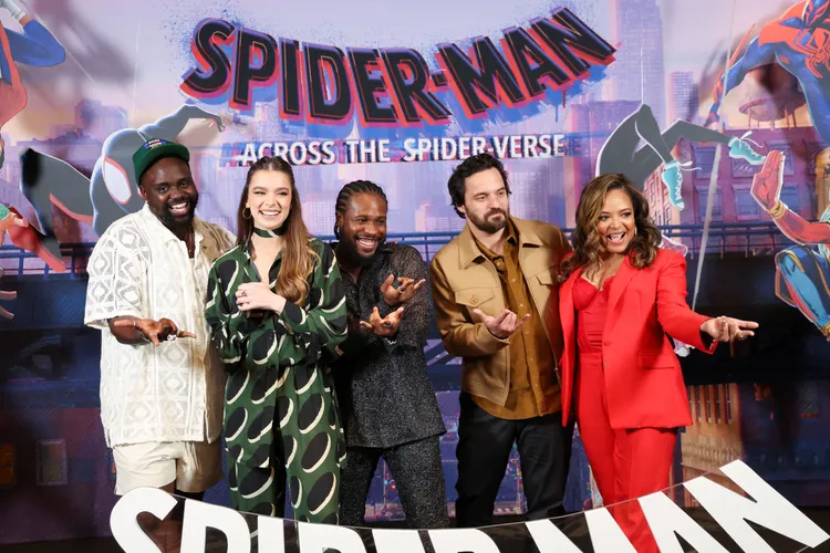 《蜘蛛人：穿越新宇宙》舉行洛杉磯首映，布萊恩泰勒亨利（左起）、海莉史坦菲爾德、沙梅克摩爾、傑克強森與露娜蘿倫維萊斯等配音演員出席。達志
