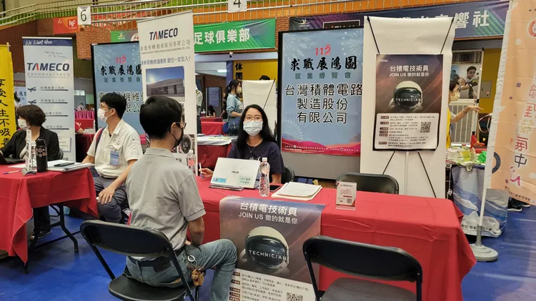台積電作業員要求高中職以上、會基本英文與文書處理。校方提供
