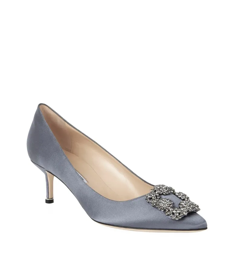 5公分高跟Hangisi灰藍色緞面水晶方扣鞋，4萬7800元。品牌提供