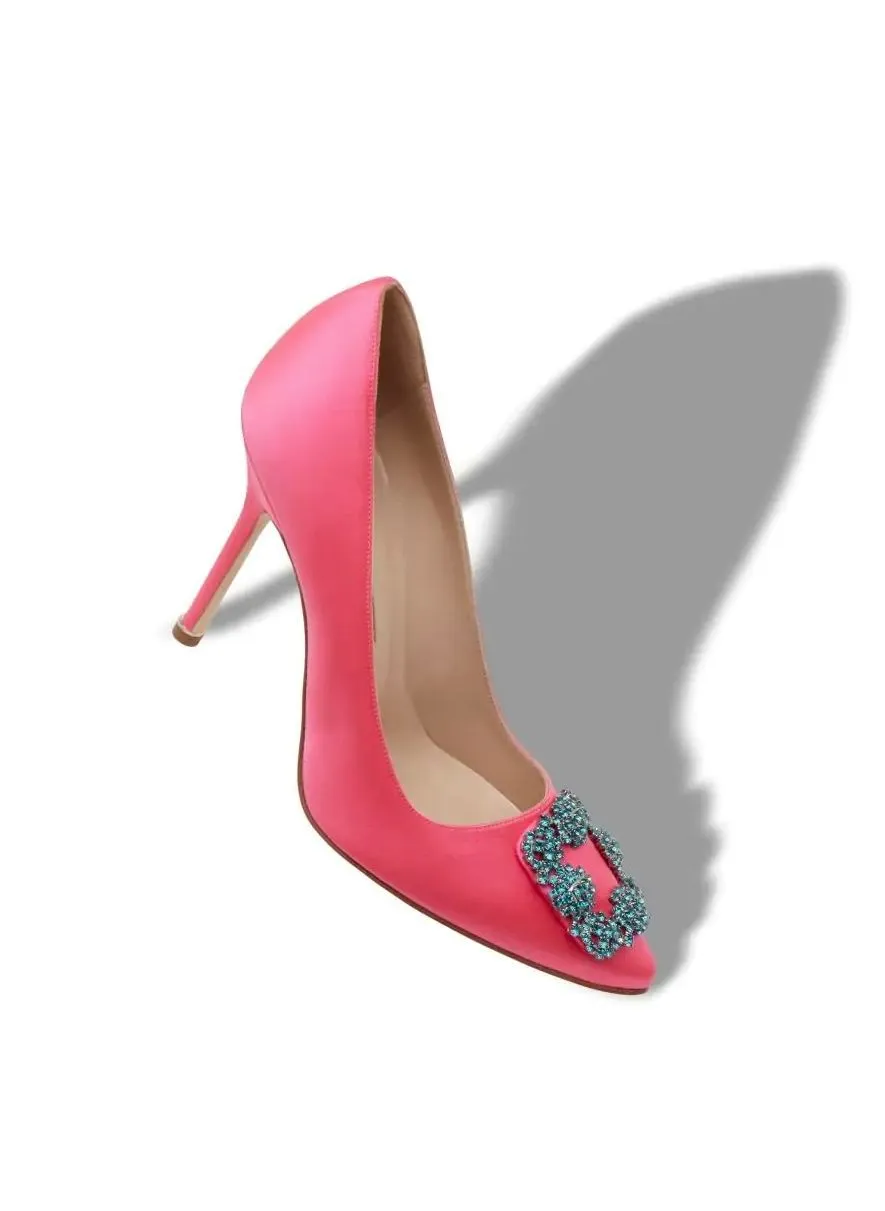 MANOLO BLAHNIK今年春夏新霓虹粉色緞面Hangisi水晶方扣高跟鞋,5萬1800元。品牌提供