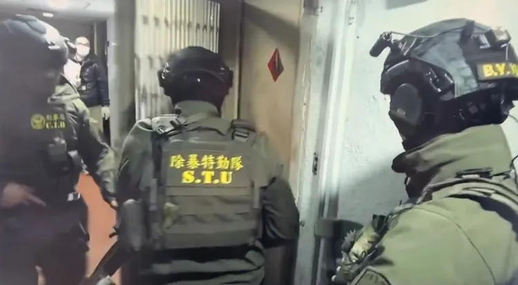警方破門攻堅。翻攝畫面