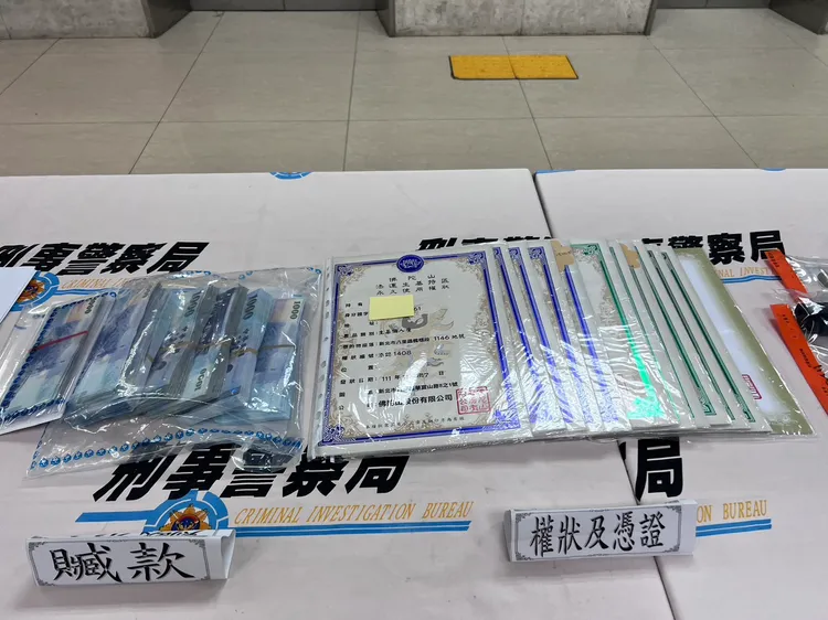 警方查扣契約、憑證等證物。翻攝畫面