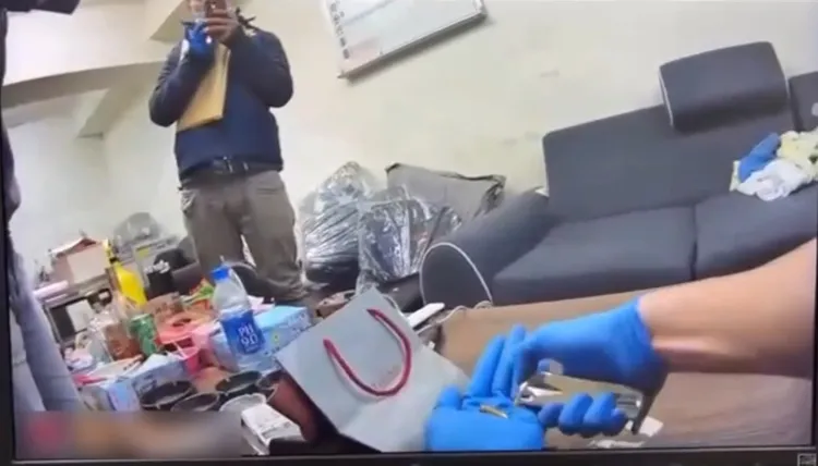 警方清點子彈數量。翻攝畫面