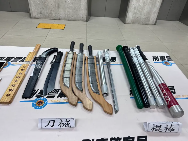 警方查扣的證物。翻攝畫面