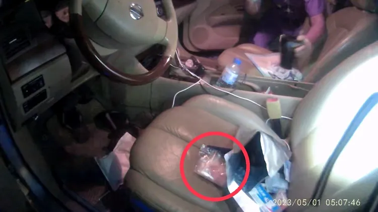 警方在駕駛座旁發現吸食器，亦起獲大量毒品。讀者提供