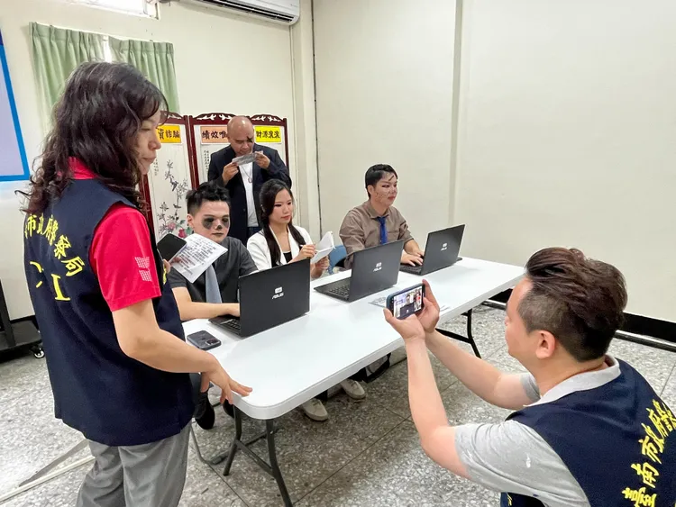 刑警大人們不計形象，攏係為著反詐騙。市刑大提供